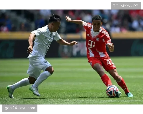 穆西亚拉兼顾学业与职业足球，展现令人瞩目的生活平衡