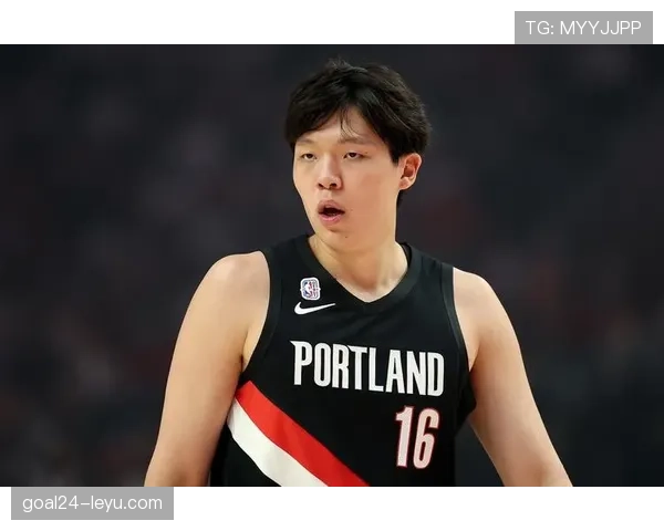 杨瀚森训练完直接啃鸡胸肉，这自律程度我连看都不敢看